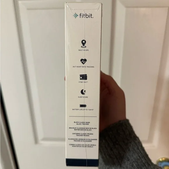 Fitbit Charge 4 - NEW! (damaged box) - Picture 3 of 9